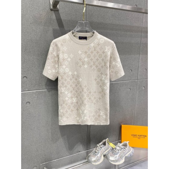 Louis Vuitton embossed jacquard knit crew neck short-sleeve T-shirt, classic design with heavy-duty three-dimensional inlay work that exudes a fashionable and sophisticated feel.